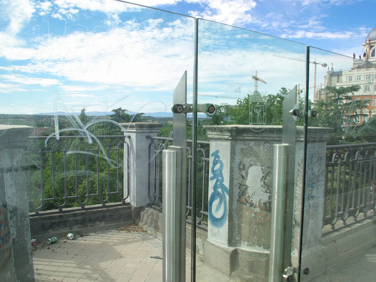 Pantalla cristal viaducto