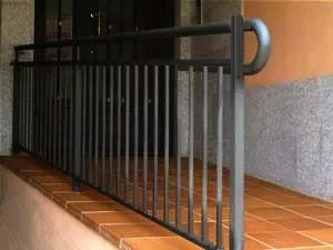 Barandilla de barrotes verticales con pasamanos