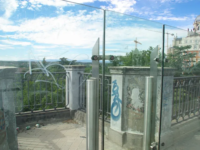 Pantalla cristal viaducto