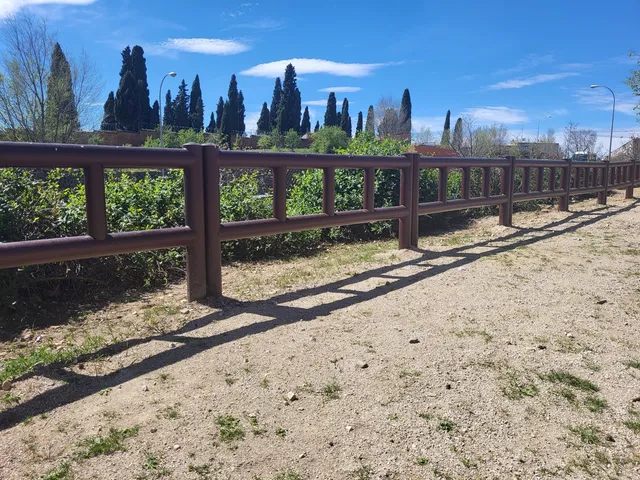 Talanquera metálica antivandálica barrotes verticales